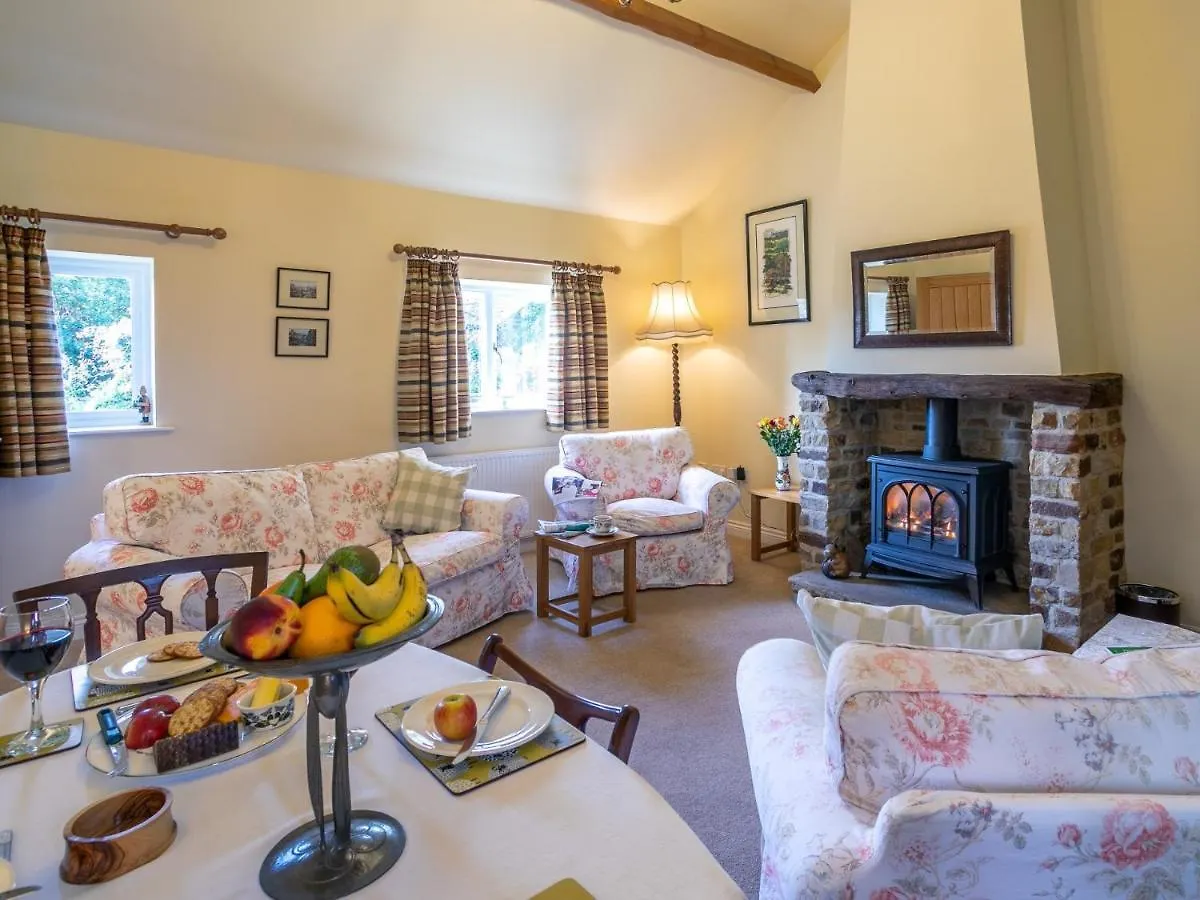 2 Bed In Harrogate 79165 Villa Weeton  0*, Weeton (West Yorkshire)